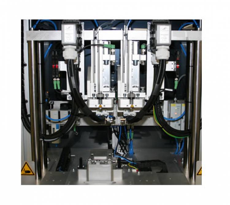 Heißverstemm-Produktionssystem organisiert zwei Montage und Heißverstemmprozesse in einem Anlagenaufbau